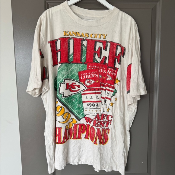 Abercrombie & Fitch White Chiefs Graphic T-Shirt - Picture 1 of 2
